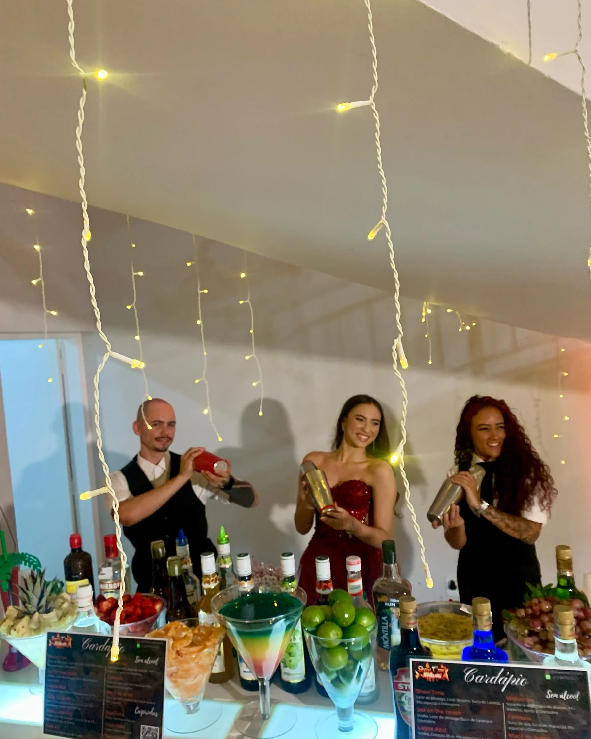 Equipe de bartenders servindo em festa de aniversário