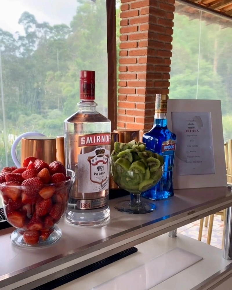 Bar de drinks da Showtime Cocktails montado para casamento em área externa