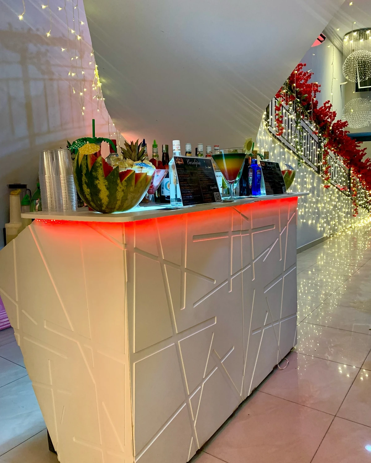 Balcão de bar iluminado e decorado montado pela Showtime Cocktails