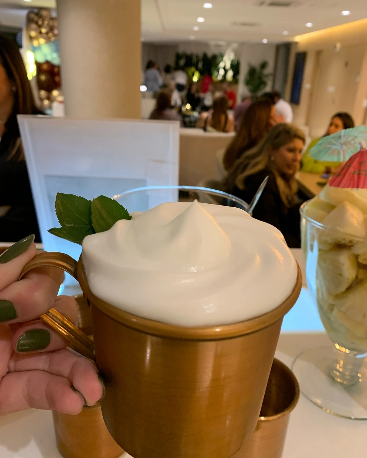 Drink cremoso com chantilly servido durante o evento