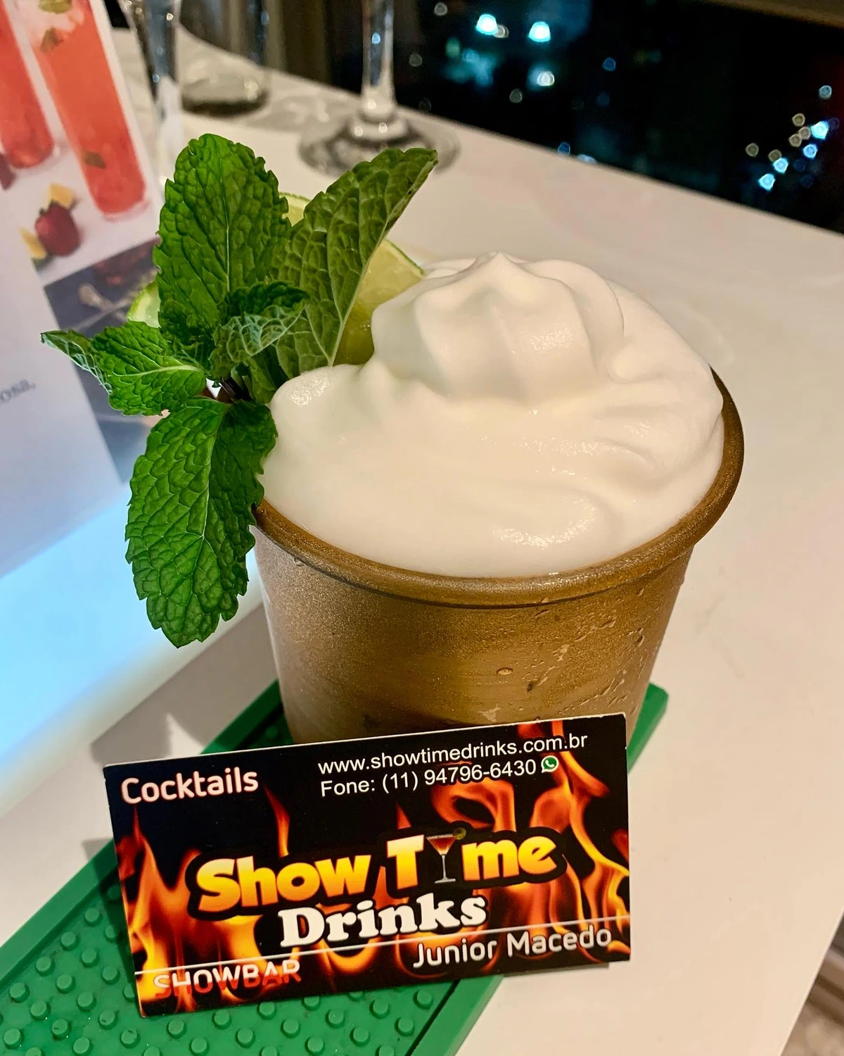 Drink finalizado com hortelã e chantilly sobre o balcão