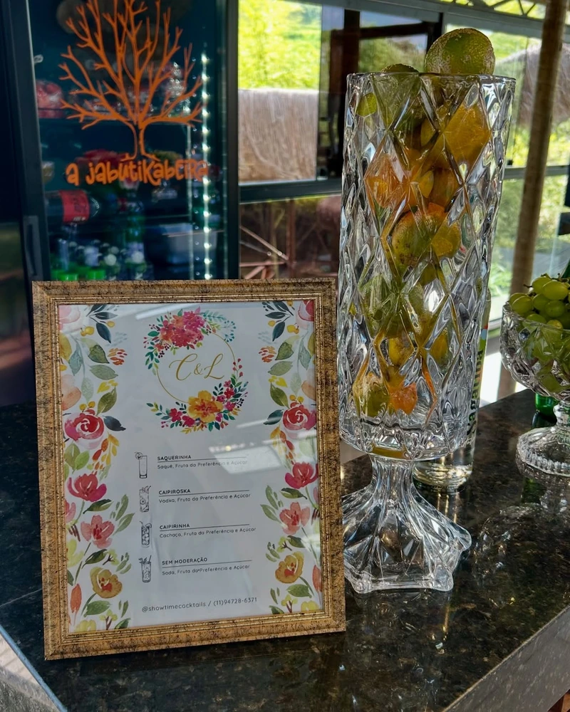 Detalhe da decoração do bar com vaso de limões e cardápio impresso